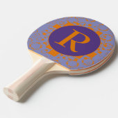Monogram Initiaal Oranje Paarse Circles Squares Tafeltennisbatje (Voorkant Gekanteld)