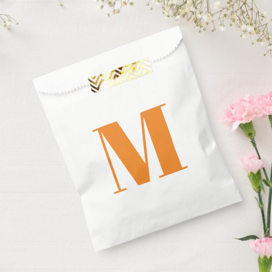 Monogram initiaal oranje wit aanpassen bedankzakje (Gezegeld)