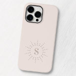 Monogram initiaal radiale zonnestraal gedempt roze Case-Mate iPhone 14 pro max hoesje<br><div class="desc">Elegant iPhone draagtas met je monogram initiaal binnen een grens van radiale stippen die op een zon lijken. Zeer lichtbruin op gedempt roze. De kleuren kunnen met het ontwerphulpmiddel worden aangepast.</div>