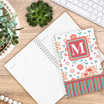 Monogram Initiaal  roze bloemmotief Planner<br><div class="desc">Floral Pink Stripe Planner - Deze leuke, inspirerend meisjesplanner is ideaal voor iedereen die georganiseerd wil blijven met de dagelijkse activiteiten van het leven, vergaderingen etc. Een geweldig cadeau-idee voor iedereen, van kinder tot volwassen. Voeg een initiaal op de voorkant en naam op de achterkant. Voor een dagelijkse dosis inspiratie...</div>