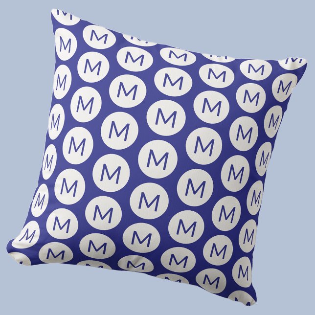Monogram Initiaal Spot Pattern Gepersonaliseerd Bl Kussen (Polka dot spot pattern modern monogram initial personalized pillow In blue and white)