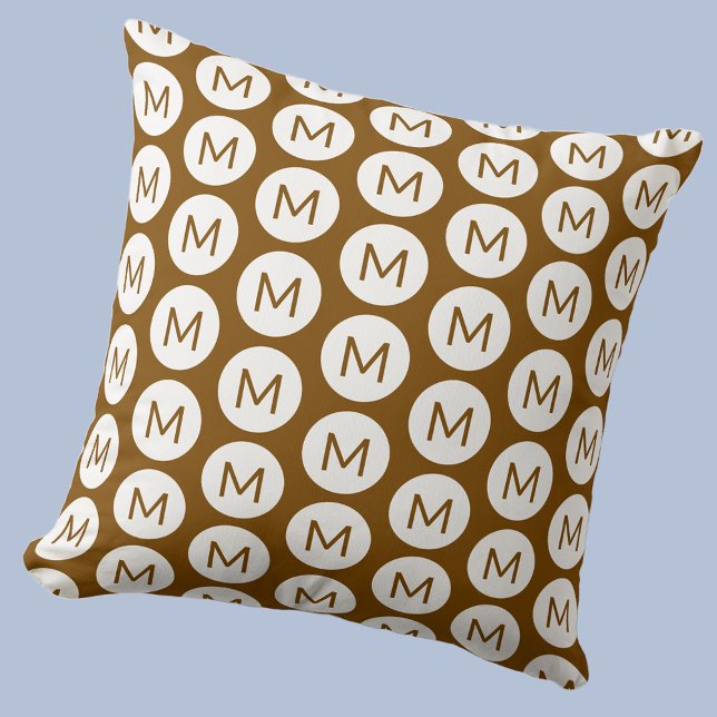 Monogram Initiaal Spot Pattern Gepersonaliseerd Br Kussen (Polka dot spot pattern modern monogram initial personalized pillow In mocha brown)