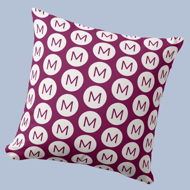 Monogram Initiaal Steunpatroon Gepersonaliseerd Ro Kussen (Polka dot spot pattern modern monogram initial personalized pillow In cherry pink and white)