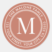 Monogram initiaal terracotta bruin retouradres ronde sticker (Voorkant)