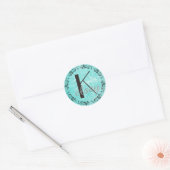 Monogram Initiaal Zwart en Blauwgroen Letter Stick Ronde Sticker (Envelop)