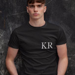 Monogram Initialen | Modern Black Elegant T-Shirt<br><div class="desc">Eenvoudige,  stijlvolle initiaal letter monogram man t-shirt in moderne,  minimalistische typografie in zwart-wit. Een perfect aangepast cadeau of mode accessoire met een persoonlijke aanraking!</div>