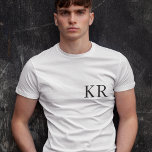 Monogram Initialen | Modern Stylish Trendy T-Shirt<br><div class="desc">Eenvoudige,  stijlvolle initiaal letter monogram man t-shirt in moderne,  minimalistische typografie in het zwart. Een perfect aangepast cadeau of mode accessoire met een persoonlijke aanraking!</div>