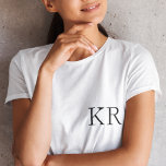 Monogram Initialen | Modern Stylish Trendy T-Shirt<br><div class="desc">Eenvoudige,  stijlvolle initiaal letter monogram T-shirt voor vrouwen in moderne,  minimalistische typografie in het zwart. Een perfect aangepast cadeau of mode accessoire met een persoonlijke aanraking!</div>