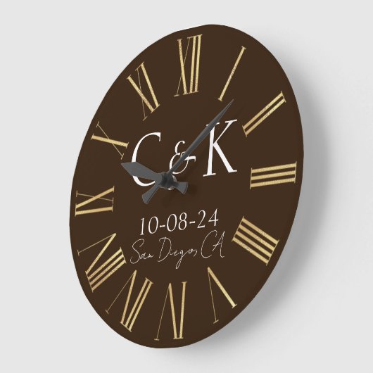 Monogram Initialen op Chocolade Bruin Bruiloft Grote Klok (Hoek)