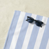 Monogram initialen stoffige lichtblauwe witte stre strandlaken (In situ)