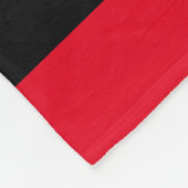 MONOGRAM J RED FLEECE DEKEN (Hoek)