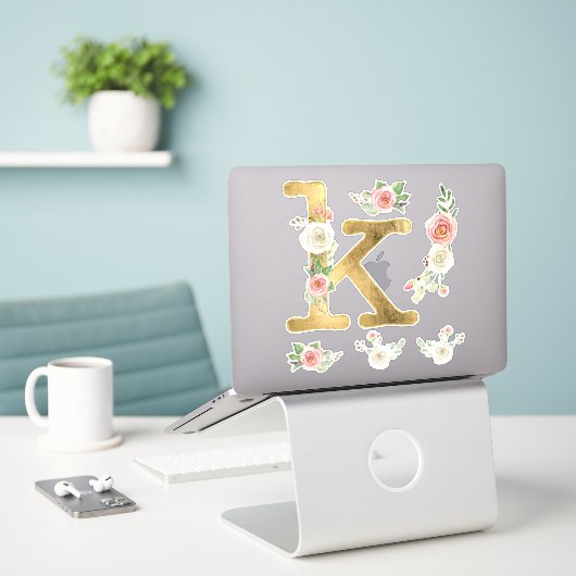 Monogram K Gold Blush Wit Rose Bloemen Waterverf Sticker (Laptop op bureau)