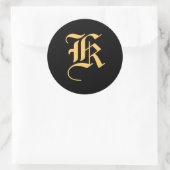 Monogram "K" goudkleurig op zwart Ronde Sticker (Tas)