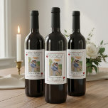 Monogram Kaart afspelen Weduwfoto opslaan Datum Wijn Etiket<br><div class="desc">Vier in stijl met deze stijlvolle en zeer trendy bruiloft en sla de etiketten van de datumfles op. Dit ontwerp is gemakkelijk te personaliseren met uw speciale evenementenbewoording en uw gasten zullen blij zijn wanneer ze deze fantastische en unieke save the dates ontvangen.</div>