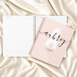 Monogram Kalligrafie Girly Blush Pink Planner<br><div class="desc">Blijf georganiseerd in stijl met deze gepersonaliseerde planner! Met jouw naam in grillige kalligrafie, prachtig over je monogram in vet lettertype, is deze planner de perfecte mix van functionaliteit en personalisatie. Met voldoende ruimte voor notities, schema's en takenlijsten, is het ontworpen om u te helpen bij het bijhouden van opdrachten,...</div>