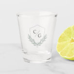 Monogram Kam met Olive Leaf Laurel Krans Shot Glas<br><div class="desc">Dit eenvoudige en elegante ontwerp is een klassiek shotglas voor de bruid en bruidegom, met een monogram kuif met de initialen van de bruid en bruidegom en verfraaid met een lauwerkrans van de olijftak in zilveren salie groene waterverf tinten. Zijn klassieke elegantie en subtiel zilveren wijze kleurenschema maken tot het...</div>