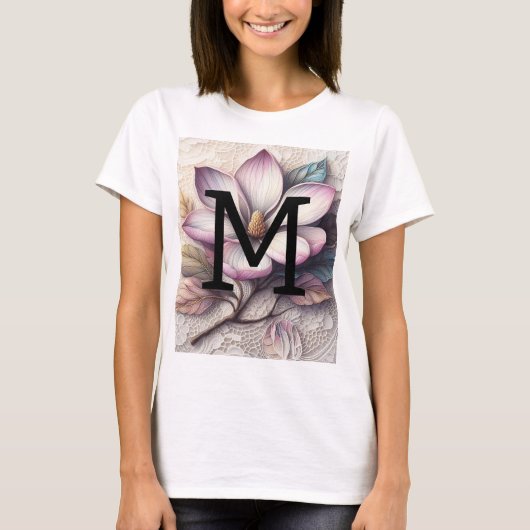 Monogram kant bloemenroze paarse magnolia bloem t-shirt (Voorkant)