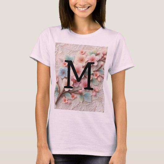 Monogram kant bloemenroze pastel kersenbloesem t-shirt (Voorkant)