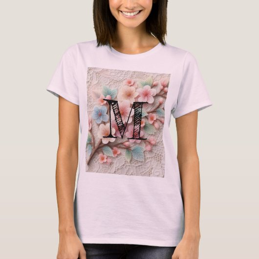 Monogram kant bloemenroze pastel kersenbloesem t-shirt (Voorkant)