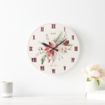 Monogram Kerstcadeau Poinsettia Kerstmis Grote Klok<br><div class="desc">Verhoog uw vakantiedecor met onze Vintage Kerstmis Wandklok, een prachtig uurwerk dat rustieke charme mooi combineert met seizoensgebonden elegantie. Deze klok heeft een boeiend ontwerp versierd met wintergroen en een weelderig poinsettia boeket, dat de betovering van de feestdagen oproept. Met zijn uitstraling voegt deze klok een vleugje boerderijgeïnspireerde warmte toe...</div>