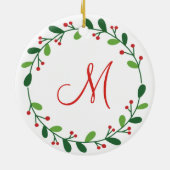Monogram Kerstmis Red Holly en Green Wreath Keramisch Ornament (Achterkant)