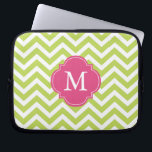 Monogram Kiwi Green & Fuschia Zigzags Pattern Laptop Sleeve<br><div class="desc">Moderne en chevron strepen en quatrefotolie-monogram.</div>