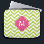 Monogram Kiwi Green & Fuschia Zigzags Pattern Laptop Sleeve<br><div class="desc">Moderne en chevron strepen en quatrefotolie-monogram.</div>
