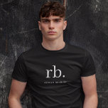 Monogram Klassiek Elegant Minimaal Zwart T-shirt<br><div class="desc">Een minimalistisch monogram ontwerp met grote typografische initialen in een klassieke doopvont met jouw naam hieronder op een eenvoudige zwarte achtergrond. Het perfecte aangepast cadeau of accessoire!</div>