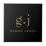Monogram Klassiek Elegant Minimale Gold Black Tegeltje<br><div class="desc">Een modern, minimalistisch goudmonogram op zwarte keramische tegel, met een eenvoudig, modern, minimalistisch monogram met eenvoudige initialen met een lage serif van het hoesje. Een leestekens (periode) verdeelt het eerste en laatste initiaal als eenvoudig ontwerpelement dat deze typografiestijl als modern en schoon definieert. Jouw naam in hoofdletters van het type...</div>