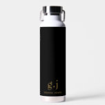 Monogram Klassiek Elegant Minimale Gold Black Waterfles<br><div class="desc">Een zwarte waterfles met een eenvoudig,  modern,  modern,  minimalistisch goudmonogram met eenvoudige serindien-typografische initialen met een lager hoesje. Een leestekens (periode) verdeelt het eerste en laatste initiaal als eenvoudig ontwerpelement dat deze typografiestijl als modern en schoon definieert. Jouw naam in hoofdletters van het type serif. Eenvoudig,  schoon en modern.</div>