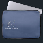 Monogram Klassiek Elegant Minimale Stusty Blue Whi Laptop Sleeve<br><div class="desc">Een stoffige blauwe laptophoes voor thuis of voor zakelijk gebruik, met een eenvoudig, modern, modern, minimalistisch monogram met eenvoudige serif-initialen met een lager hoesje. Een leestekens (periode) verdeelt het eerste en laatste initiaal als eenvoudig ontwerpelement dat deze typografiestijl als modern en schoon definieert. Jouw naam in hoofdletters van het type...</div>