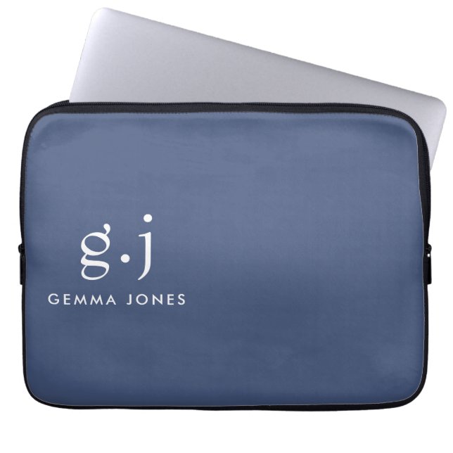 Monogram Klassiek Elegant Minimale Stusty Blue Whi Laptop Sleeve (Voorkant)