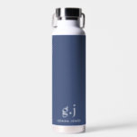 Monogram Klassiek Elegant Minimale Stusty Blue Whi Waterfles<br><div class="desc">Een blauw waterflesje van de marine met een eenvoudig,  modern,  minimalistisch monogram met eenvoudige serif-typografie van het hoesje. Een leestekens (periode) verdeelt het eerste en laatste initiaal als eenvoudig ontwerpelement dat deze typografiestijl als modern en schoon definieert. Jouw naam in hoofdletters van het type serif. Eenvoudig,  schoon en modern.</div>