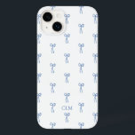 Monogram Kleine Boog Blauw Case-Mate iPhone 14 Plus Hoesje<br><div class="desc">De perfecte print voor uw New England beach vibe! Preppy patroon met hand getekende blauwe strikken.</div>