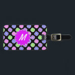 Monogram kleurrijk patroon van het patroon van de  bagagelabel<br><div class="desc">Dit , dunne bagagelabel is voorzien van een helder, kleurrijk bloempatroon in tinten roze, paarse, blauwe en groene tinten op een zwarte achtergrond. Het heeft een bloemvormige ruimte in orchidee - paars waar je je monogram/initiaal in wit kunt toevoegen om je te personaliseren. Het is een licht retro, erg chic...</div>