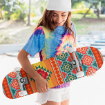 Monogram kleurrijk tribaal patroon Eigen Persoonlijk Skateboard<br><div class="desc">Monogram Colorful Tribal Pattern Ethnic Custom Skateboard kenmerkt uw gepersonaliseerde monogram in moderne typografie op een kleurrijk stammenpatroon in oranje, blauw, groen, rood en geel. Personaliseer door de tekst in het verstrekte tekstvakje uit te geven. Geef een aangepast geschenk, een gepersonaliseerd skateboard aan je favoriete skateboarder voor Kerstmis, verjaardag of...</div>