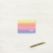 Monogram kleurrijke pasteelregenboogkleuren post-it® notes (Op bureau)