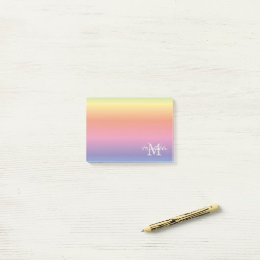 Monogram kleurrijke pasteelregenboogkleuren post-it® notes (Op bureau)