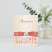 Monogram Koraal Champagne Bloem Bruiloft RSVP Kaartje (Staand voorkant)