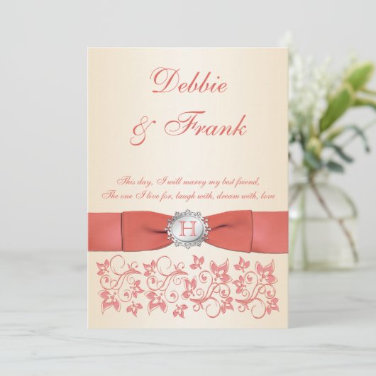 Monogram Koraal Champagne Floral bruiloft uitnodig Kaart (Staand voorkant)