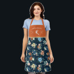Monogram koraal en blauw flessenpatroon schort<br><div class="desc">Oranje en blauw bloemig schort,  monogrammed met uw familienaam,  initiaal,  en het jaar uw familie werd gevestigd in witte doopvonten tegen een donkerblauwe achtergrond. Het bloempatroon is blauw,  koraal en bleek gele bloemen,  groene bladeren en bleke bessen tegen een donkerblauwe achtergrond.</div>