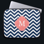 Monogram koraal en blauw Zigzags Laptop Sleeve<br><div class="desc">Moderne en chevron strepen en quatrefotolie-monogram.</div>