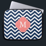 Monogram koraal en blauw Zigzags Laptop Sleeve<br><div class="desc">Moderne en chevron strepen en quatrefotolie-monogram.</div>