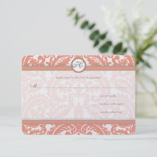 Monogram koraal en grijs Damask Wedding RSVP (Staand voorkant)