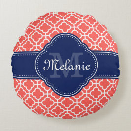 Monogram koraal en kathodezee rond kussen