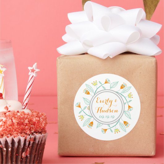 Monogram Koraal en Mint Modern Garland Ronde Sticker (Feest)