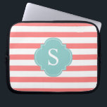 Monogram koraal en mint Stripes Laptop Sleeve<br><div class="desc">Moderne en chemische horizontale strepen en een ontwerp van quatrefotolie.</div>