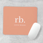 Monogram Koraal Peach Elegant Feminine minimalist Muismat<br><div class="desc">Een minimalistisch monogram met grote typografische initialen in een klassiek lettertype met jouw naam hieronder op een vrouwelijke koraalperziken achtergrond. Het perfecte aangepast cadeau of accessoire!</div>