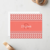 Monogram koraal rood geometrisch hoekpatroon notitiekaartje (Voorkant / Achterkant in situ)