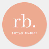 Monogram Koraalperzik Elegant Vrouwelijk Ronde Sticker (Voorkant)